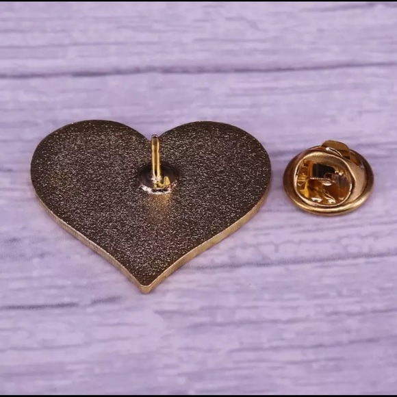 100% THAT WITCH BLACK HEART & SPIDER FLAIR PIN NEW - Picture 2 of 5